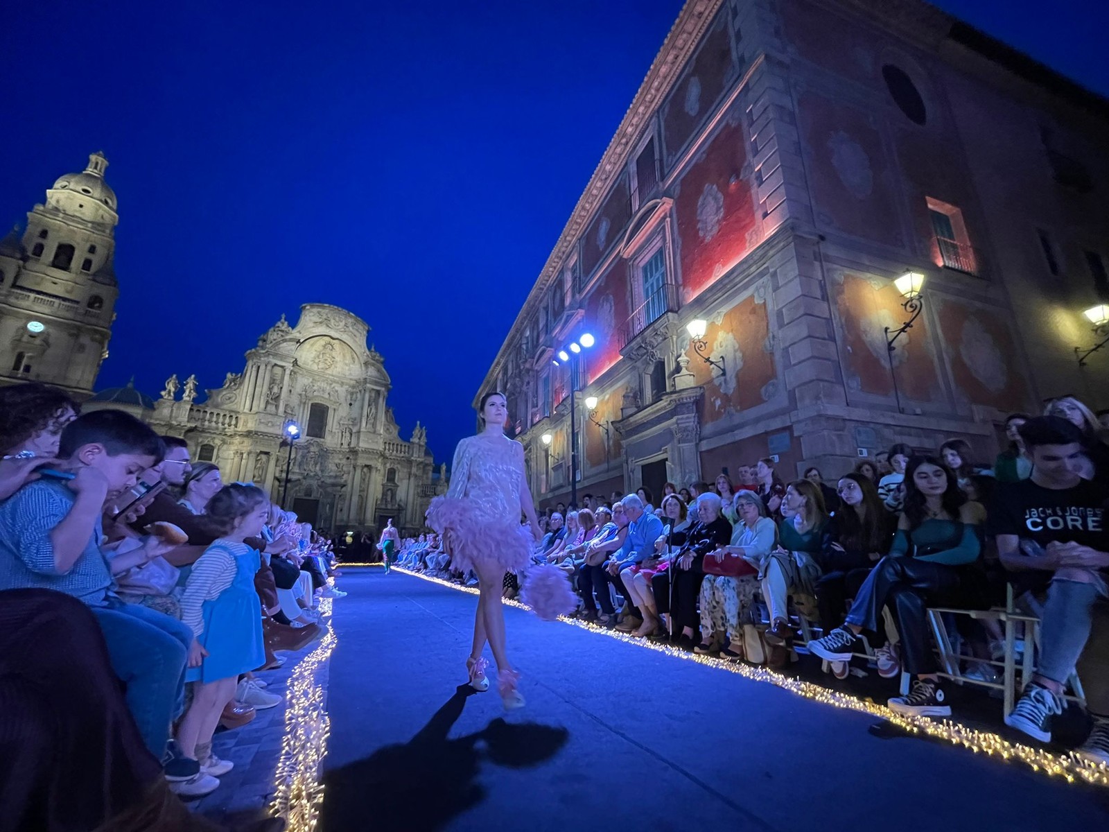 Plaza del Cardenal Belluga con la Catedral de Murcia durante el desfile Murcia es Moda de 2023